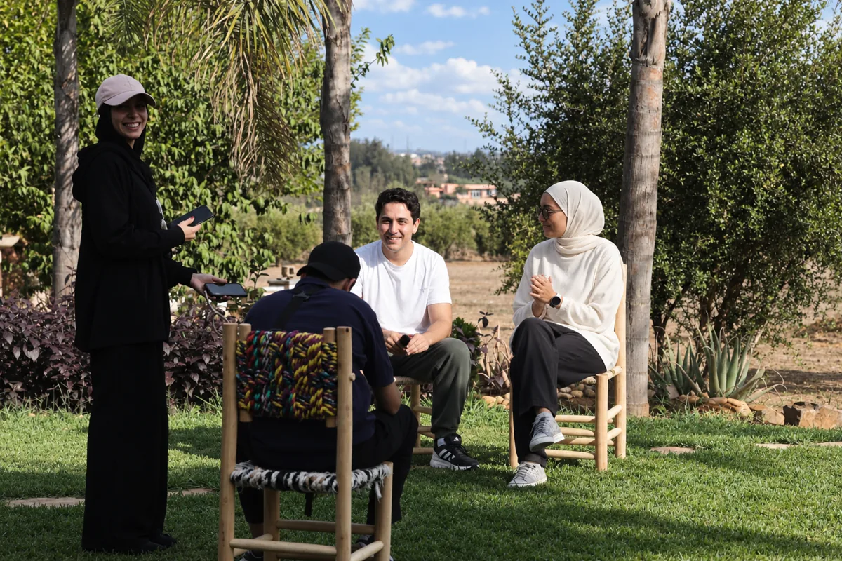 Sourires et conversation entre participants dans le jardin